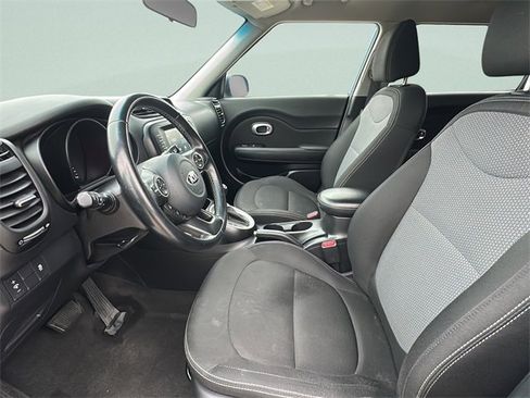 Used 2018 Kia Soul + image 10