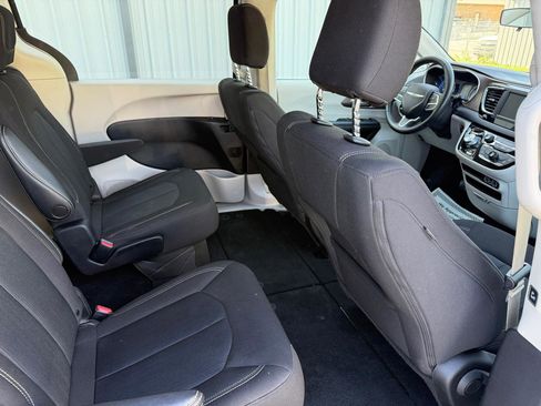 Used 2022 Chrysler Voyager LX FWD image 34