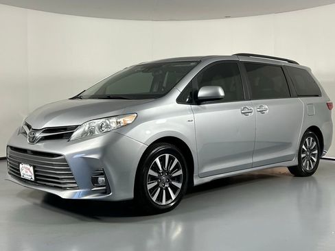 Used 2018 Toyota Sienna XLE Premium image 4