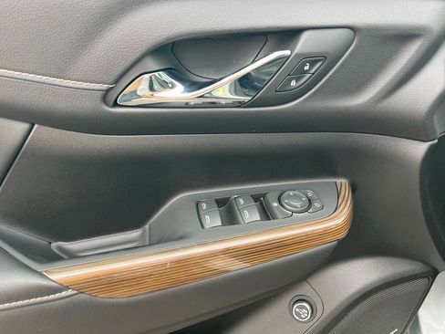 Used 2023 GMC Acadia SLE w/ Driver Convenience Package image 16