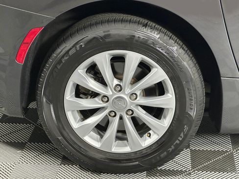 Used 2017 Chrysler Pacifica Touring-L image 16