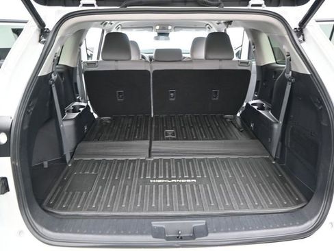 Used 2023 Toyota Highlander LE image 16