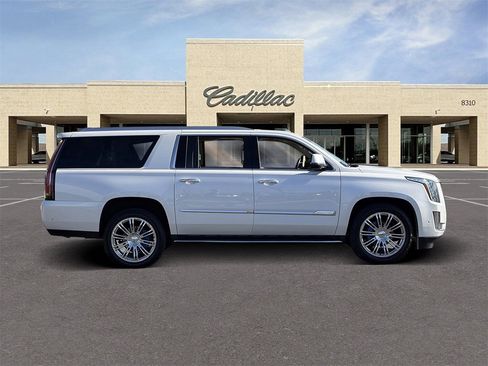 Used 2018 Cadillac Escalade ESV Luxury image 4