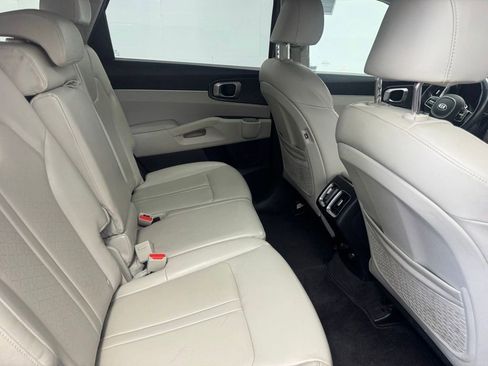 Used 2021 Kia Sorento S image 12