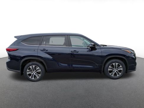 Used 2023 Toyota Highlander XLE AWD/4WD image 2