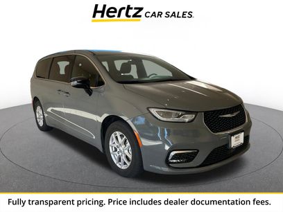 Used 2025 Chrysler Pacifica Select