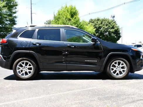 Used 2017 Jeep Cherokee Latitude w/ Cold Weather Group FWD image 8