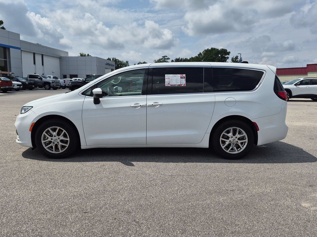 Used 2023 Chrysler Pacifica Touring-L FWD image 7
