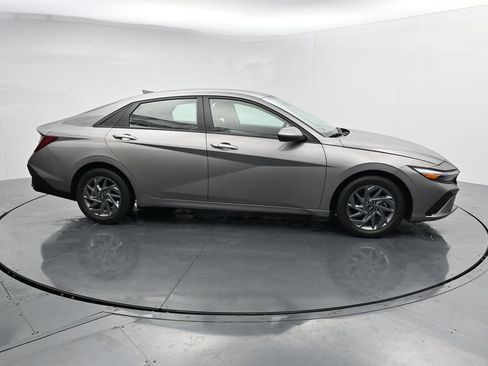 Used 2024 Hyundai Elantra SEL FWD image 9