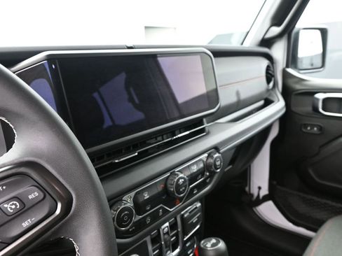 Used 2025 Jeep Wrangler Unlimited Rubicon image 24