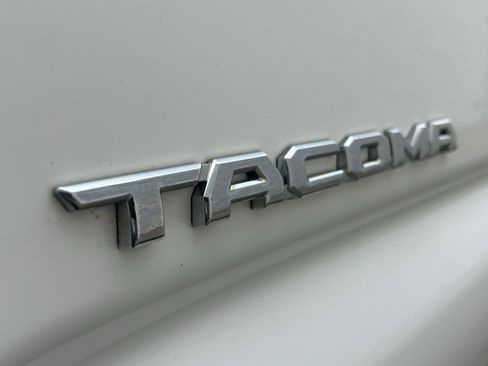 Used 2018 Toyota Tacoma TRD Sport AWD/4WD image 8