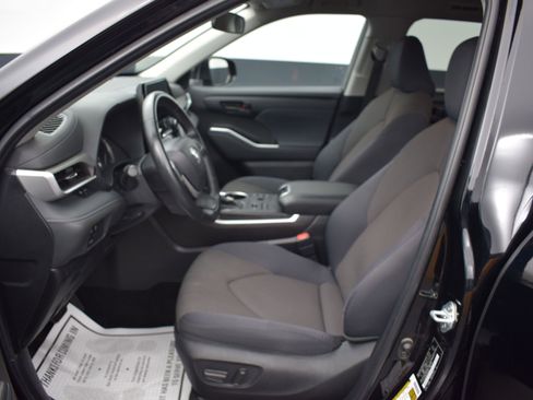 Used 2024 Toyota Highlander LE AWD/4WD image 16