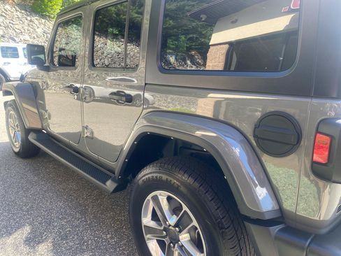 Used 2022 Jeep Wrangler Unlimited Sahara AWD/4WD image 32