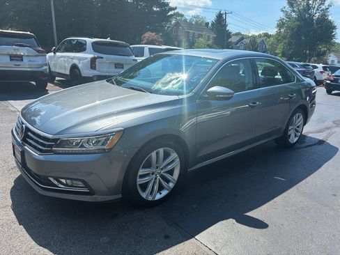 Used 2018 Volkswagen Passat 2.0T SE FWD image 2