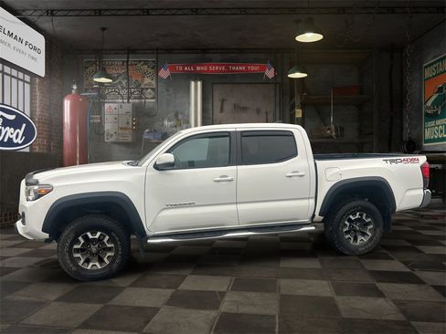 Used 2019 Toyota Tacoma TRD Off-Road image 3