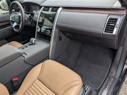 Used 2024 Land Rover Discovery Dynamic SE image 19