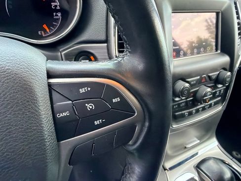 Used 2021 Jeep Grand Cherokee Laredo AWD/4WD image 18