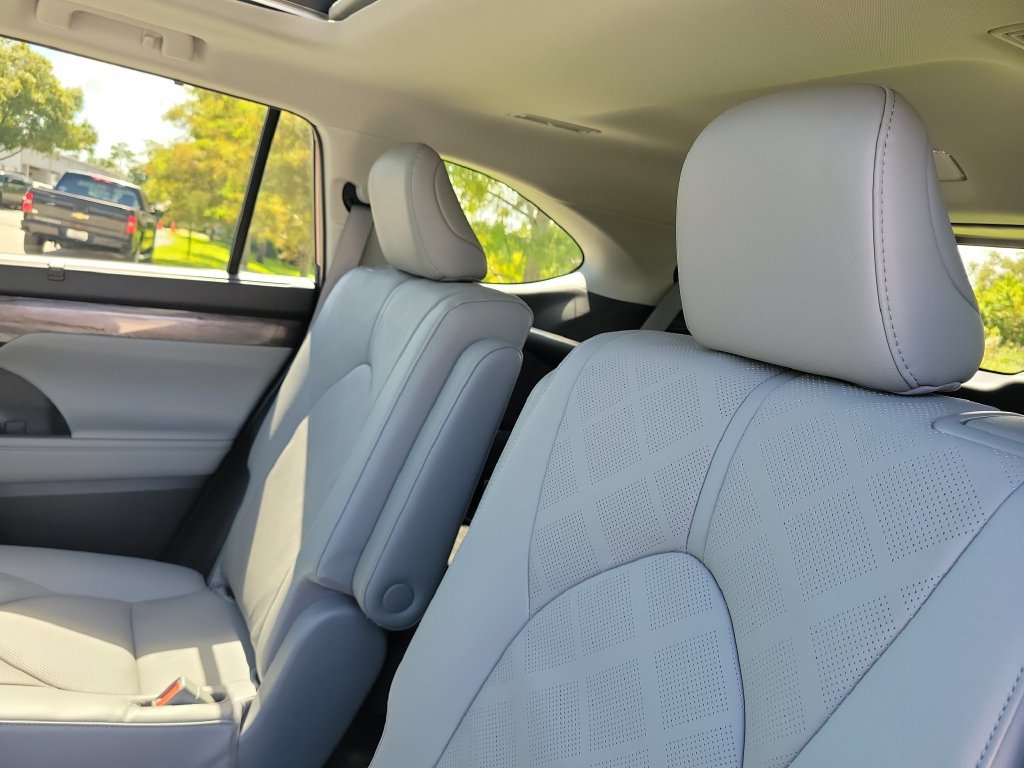 Used 2023 Toyota Highlander Platinum FWD image 23