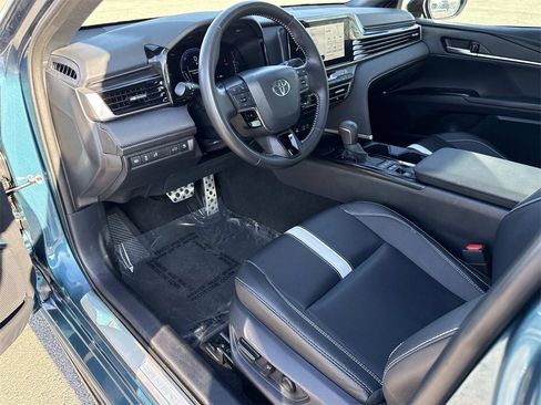 Used 2025 Toyota Camry SE image 9