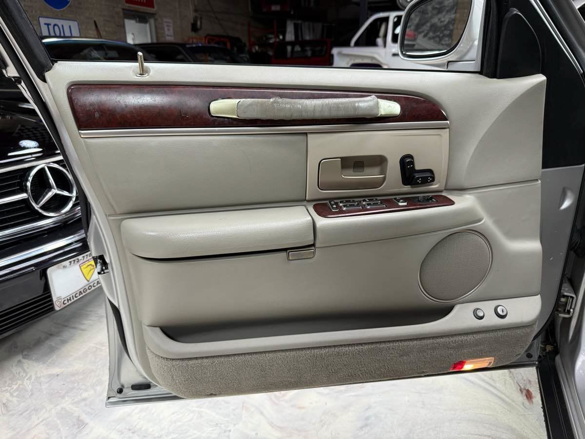 Used 2003 Lincoln Town Car Executive RWD image 26