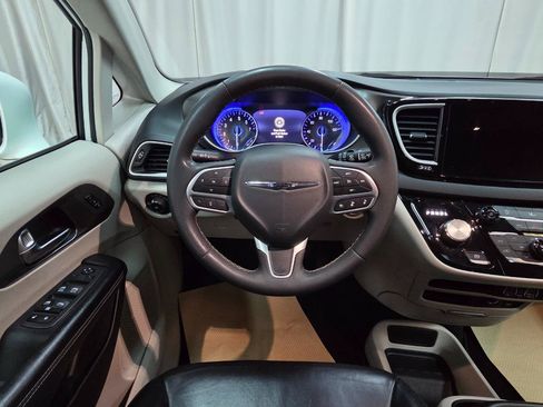 Used 2022 Chrysler Pacifica Touring-L FWD image 23