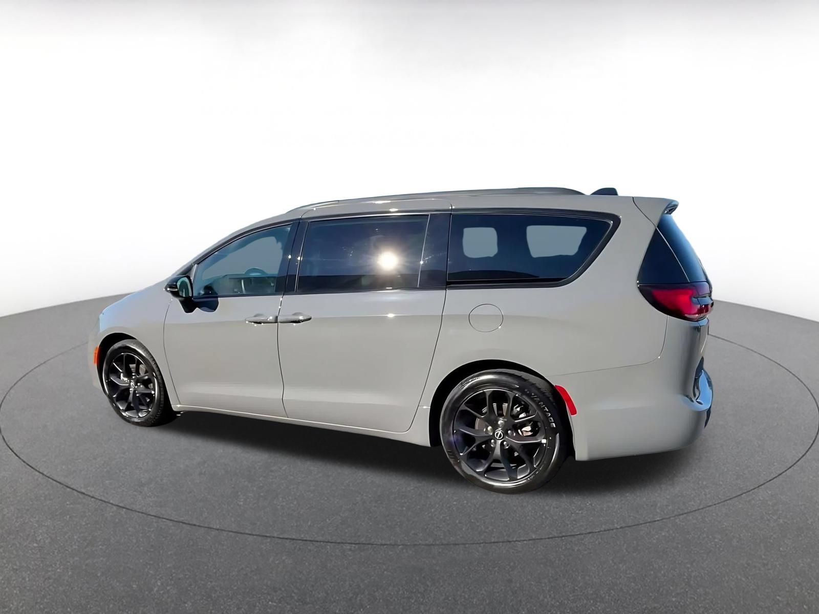 Used 2025 Chrysler Pacifica Limited FWD image 9