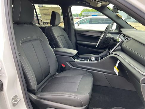 New 2026 Jeep Grand Cherokee Laredo AWD/4WD image 9