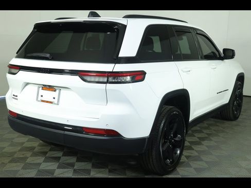 Used 2023 Jeep Grand Cherokee Altitude image 7