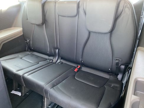 Used 2025 Kia Carnival EX FWD image 16