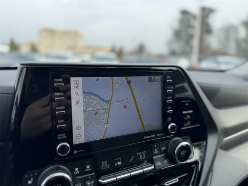 Used 2020 Toyota Highlander XLE image 26