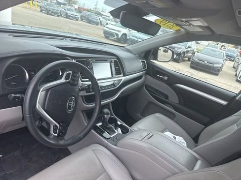 Used 2019 Toyota Highlander XLE AWD/4WD image 12