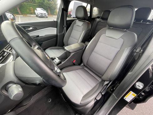 Used 2025 Chevrolet Trax LT image 31