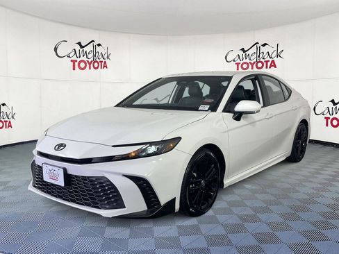 Used 2025 Toyota Camry SE w/ Convenience Package image 2