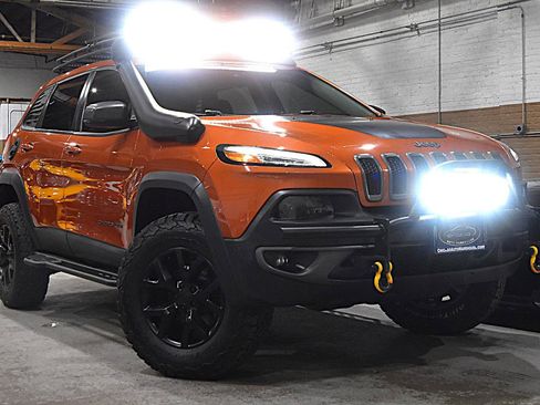 Used 2015 Jeep Cherokee Trailhawk w/ Comfort/Convenience Group AWD/4WD image 2