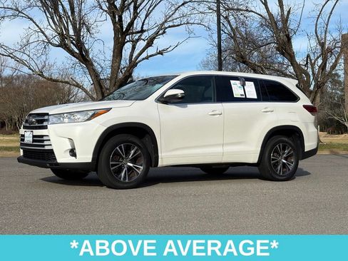 Used 2017 Toyota Highlander LE image 3