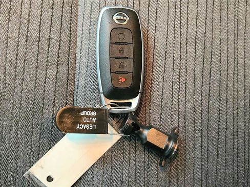 Used 2023 Nissan Rogue SV image 41