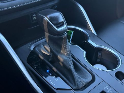 Used 2022 Toyota Highlander XLE image 32