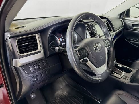 Used 2019 Toyota Highlander SE w/ Nightshade Edition AWD/4WD image 10