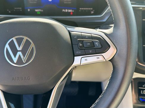 Used 2022 Volkswagen Tiguan SE image 38