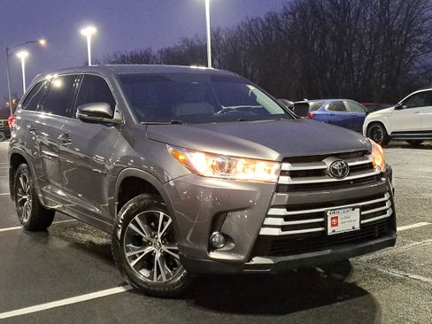 Certified 2018 Toyota Highlander Plus w/ Carpet Mat Package (TMS) image 2