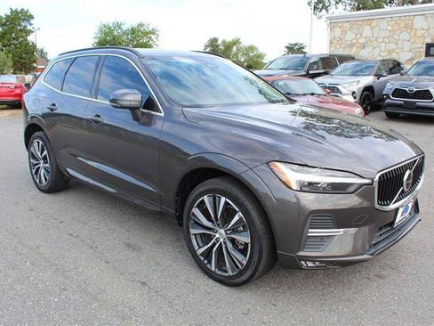 Used 2022 Volvo XC60 B5 Momentum w/ Protection Package Premier FWD image 9