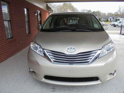 Used 2017 Toyota Sienna XLE Premium image 3