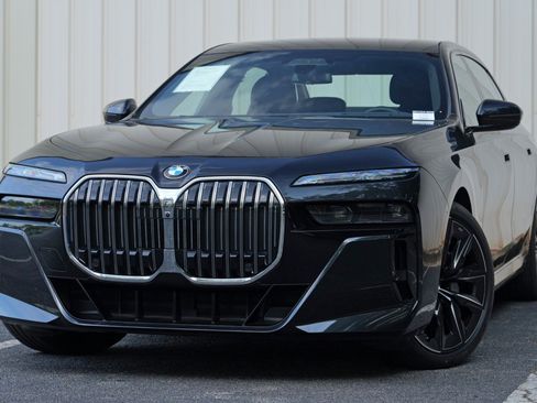Used 2023 BMW 740i w/ Executive Package RWD image 3