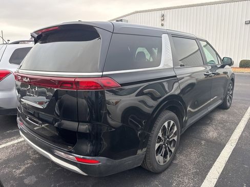 Used 2022 Kia Carnival EX image 3