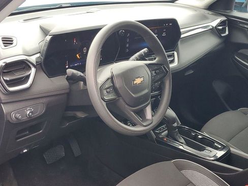 Used 2025 Chevrolet TrailBlazer LT AWD/4WD image 9