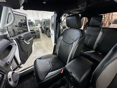 Used 2014 Jeep Wrangler Unlimited Rubicon w/ Max Tow Package AWD/4WD image 33