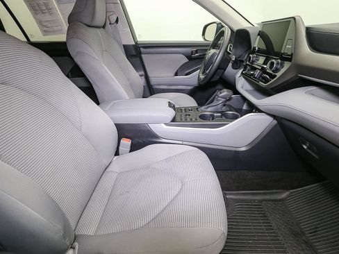 Used 2023 Toyota Highlander L image 19