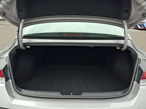 Certified 2025 Hyundai Elantra Limited FWD image 29
