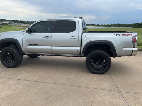 Used 2022 Toyota Tacoma TRD Off-Road AWD/4WD image 6
