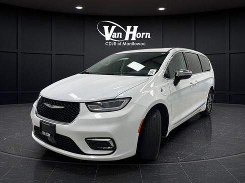 Used 2023 Chrysler Pacifica Limited w/ Uconnect Theater Family Group FWD image 3